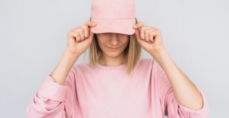 kobieta w różowej czapce w bluzce